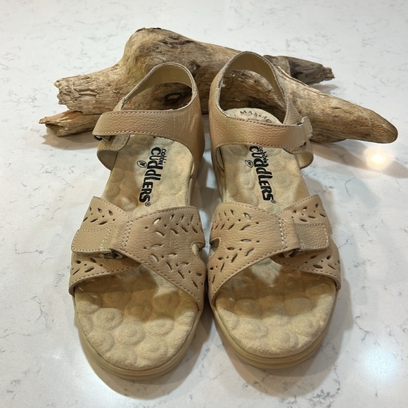 Cobbie Cuddlers  Comfort Velcro cream colored sandals size 9 - Picture 6 of 16